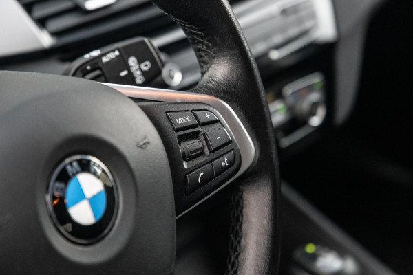 BMW X1 xDrive25e Executive X CAMERA / CARPLAY / HEAD UP DISPLAY / LEDER / LED / CRUISE CONTROLE / STOELVERWARMING
