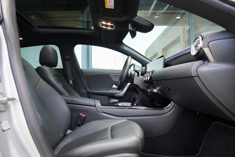 Mercedes-Benz CLA-Klasse Shooting Brake 250 e / Pano / leder / sfeerverlichting / trekhaak