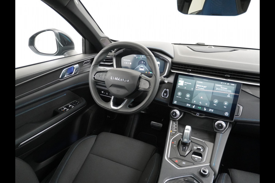 Lynk & Co 01 1.5 PHEV AUT-7 261pk Pano-Schuifdak Lmv 20" 360°Camera Zwarte hemel bekleding Apple Carplay Android Auto Adap.Cruise Navi Pdc Ec Elek.Memory.Stoel File assistent Dodehoek detector Elektrisch bedienbare achterklep Rijstrooksensor Wifi Verkeersbord detectie 425Nm koppel 3,7kw laadvermogen €44.880 Nieuwprijs 1e Eigenaar Origineel NLse auto!