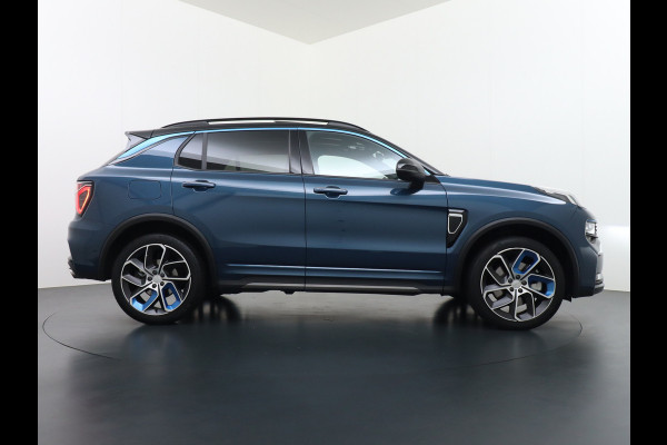 Lynk & Co 01 1.5 PHEV AUT-7 261pk Pano-Schuifdak Lmv 20" 360°Camera Zwarte hemel bekleding Apple Carplay Android Auto Adap.Cruise Navi Pdc Ec Elek.Memory.Stoel File assistent Dodehoek detector Elektrisch bedienbare achterklep Rijstrooksensor Wifi Verkeersbord detectie 425Nm koppel 3,7kw laadvermogen €44.880 Nieuwprijs 1e Eigenaar Origineel NLse auto!