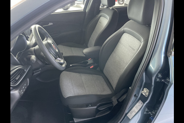 Fiat Tipo Cross 1.0 Cross Airco - Achteruitrijcamera - Parkeersensoren - Navigatie - Stoelverwarming - U-connect - Licht metalen velgen 17 inch - Trekhaak afneembaar - Cruise control - Radio - Mistlampen - Bluetooth - Dakrails - Elektrische ramen - Extra getint glas achter - Led verlichting - Start/stop systeem - Nieuw bij ons geleverd
