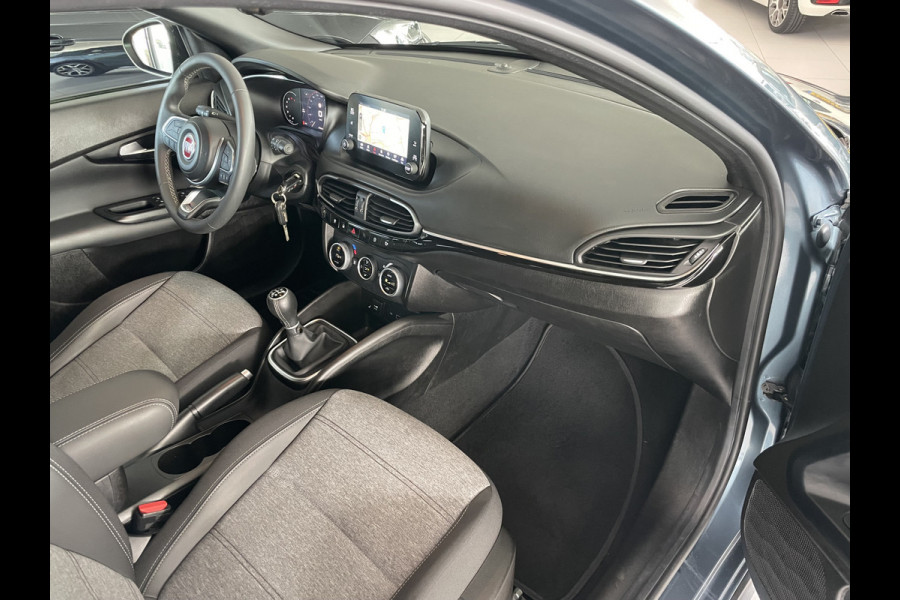 Fiat Tipo Cross 1.0 Cross Airco - Achteruitrijcamera - Parkeersensoren - Navigatie - Stoelverwarming - U-connect - Licht metalen velgen 17 inch - Trekhaak afneembaar - Cruise control - Radio - Mistlampen - Bluetooth - Dakrails - Elektrische ramen - Extra getint glas achter - Led verlichting - Start/stop systeem - Nieuw bij ons geleverd