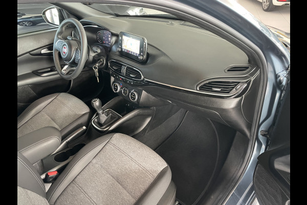 Fiat Tipo Cross 1.0 Cross Airco - Achteruitrijcamera - Parkeersensoren - Navigatie - Stoelverwarming - U-connect - Licht metalen velgen 17 inch - Trekhaak afneembaar - Cruise control - Radio - Mistlampen - Bluetooth - Dakrails - Elektrische ramen - Extra getint glas achter - Led verlichting - Start/stop systeem - Nieuw bij ons geleverd