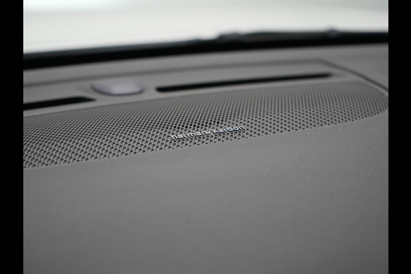 Volvo XC40 Recharge Twin Ultimate 78 kWh 408pk Dealer O.H. | Trekhaak Af Fabriek | Panodak | 360 Camera | Adaptive Cruise | Harman / Kardon | Alcantara Sportstoelen Memory & Verwarmd | Google Assistent | Keyless | Stuur Verwarmd | Blis |