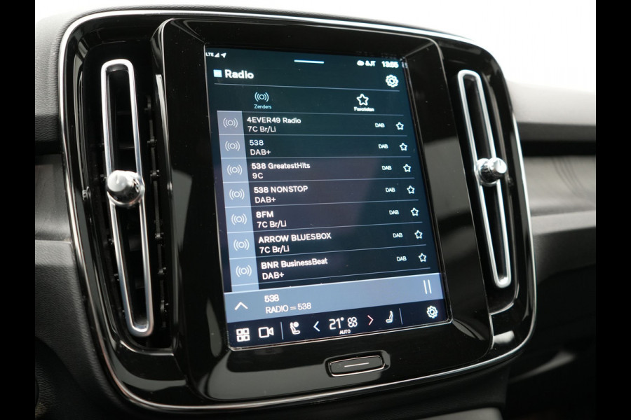 Volvo XC40 Recharge Twin Ultimate 78 kWh 408pk Dealer O.H. | Trekhaak Af Fabriek | Panodak | 360 Camera | Adaptive Cruise | Harman / Kardon | Alcantara Sportstoelen Memory & Verwarmd | Google Assistent | Keyless | Stuur Verwarmd | Blis |