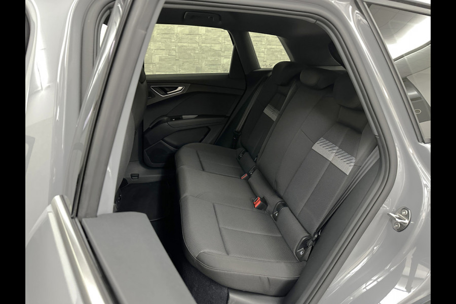 Audi Q4 e-tron 45 Quattro 77 kWh | ACC | Sonos-Sound | Head-Up | 95% SOH | Sportstoelen | Keyless-Entry | Memory | Groot Navi | Virtual-Cockpit | Getint Glas | 3-Zone Clima | Zwarte Hemel | LED | Carplay | Standkachel | Achteruitrij-Camera | Stoelverwarming |