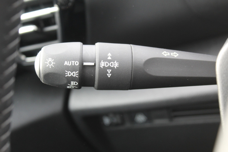 Citroën C4 1.2-130pk Puretech Shine Limited AUTOMAAT ! Gun u het comfort en gemak van een automaat ! Autm. airco, Navigatie, Cruise Control, Climate Control, Lane assist, Stoelverwarming, Camera, Apple CarPlay/Android auto etc.