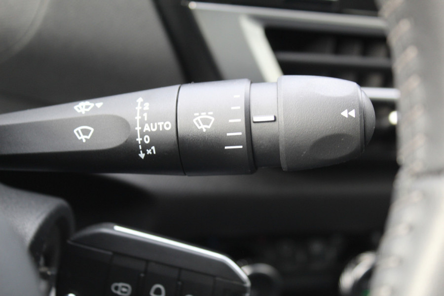 Citroën C4 1.2-130pk Puretech Shine Limited AUTOMAAT ! Gun u het comfort en gemak van een automaat ! Autm. airco, Navigatie, Cruise Control, Climate Control, Lane assist, Stoelverwarming, Camera, Apple CarPlay/Android auto etc.