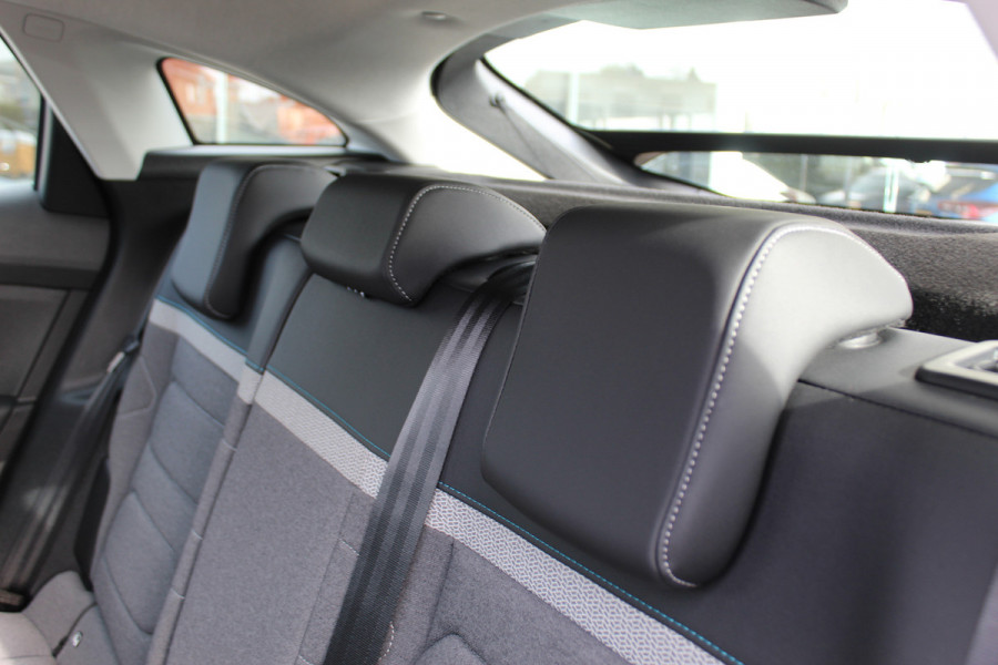 Citroën C4 1.2-130pk Puretech Shine Limited AUTOMAAT ! Gun u het comfort en gemak van een automaat ! Autm. airco, Navigatie, Cruise Control, Climate Control, Lane assist, Stoelverwarming, Camera, Apple CarPlay/Android auto etc.