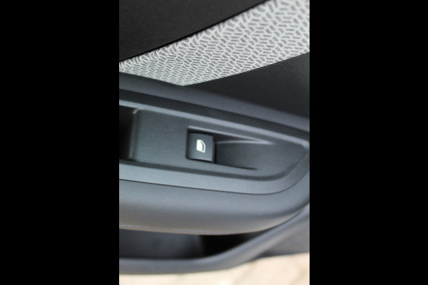 Citroën C4 1.2-130pk Puretech Shine Limited AUTOMAAT ! Gun u het comfort en gemak van een automaat ! Autm. airco, Navigatie, Cruise Control, Climate Control, Lane assist, Stoelverwarming, Camera, Apple CarPlay/Android auto etc.