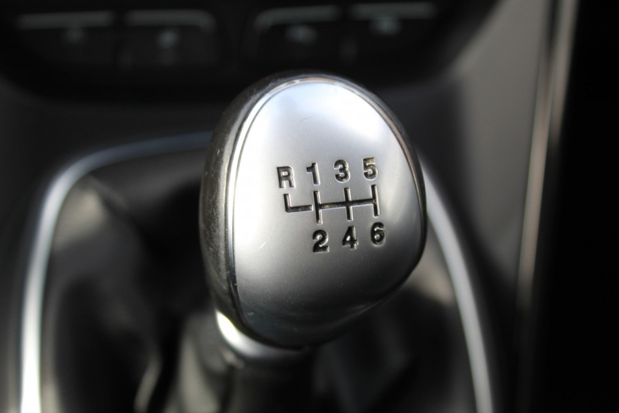 Ford Kuga 1.5 EcoBoost ST Line , 150pk , 2000kg Trekgewicht Climate control ,Cruise control , Camera Trekhaak Stoel,stuur en voorruit verwarming