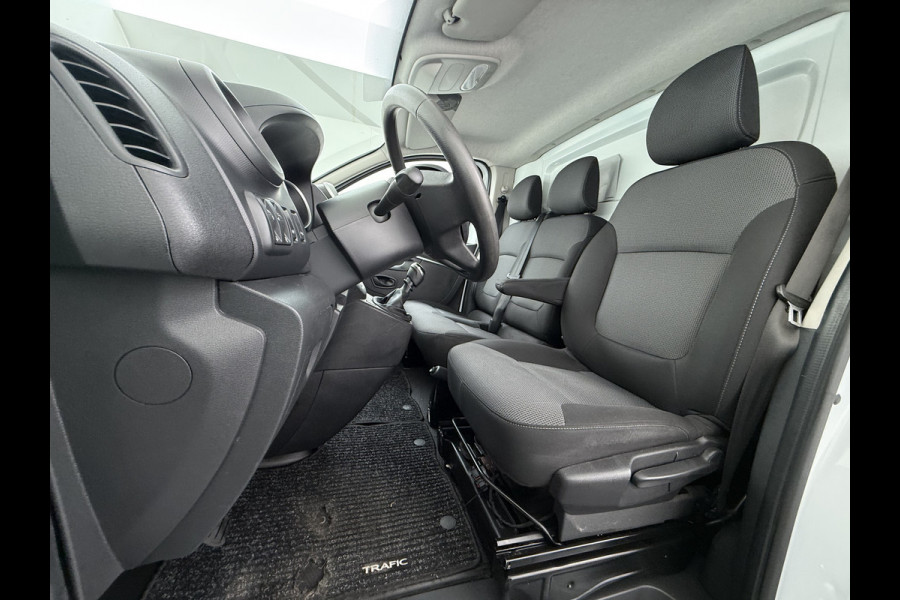 Renault Trafic 2.0dCi 120PK 3-Pers. Trekhaak Euro 6 Apple Carplay Android Auto Airco Navi Cruise Control Led Bluetooth Pdc T29 L1H1 Betonplex Vloer Wandbetimmering Schuifdeur 1e Eigenaar Origineel Nederlandse Bus