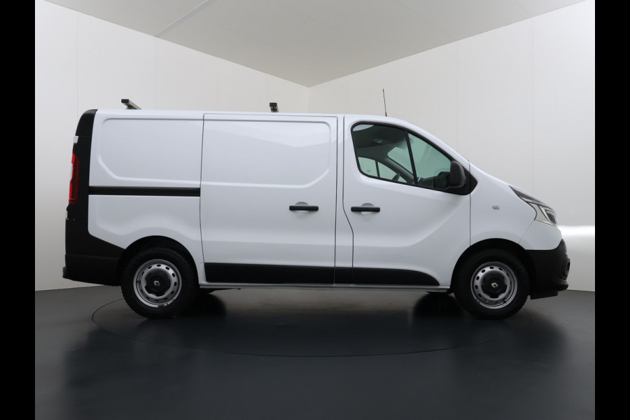 Renault Trafic 2.0dCi 120PK 3-Pers. Trekhaak Euro 6 Apple Carplay Android Auto Airco Navi Cruise Control Led Bluetooth Pdc T29 L1H1 Betonplex Vloer Wandbetimmering Schuifdeur 1e Eigenaar Origineel Nederlandse Bus