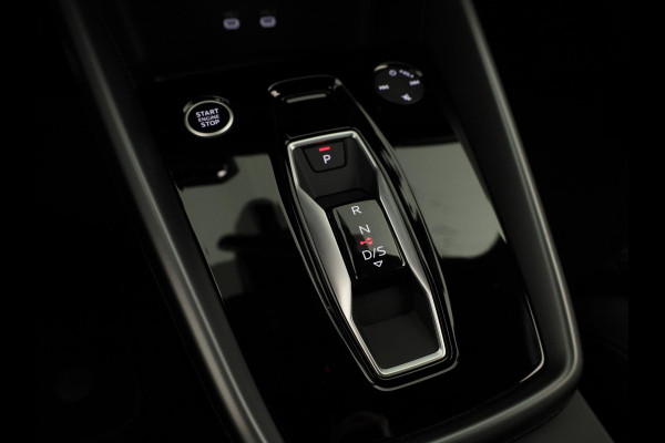 Audi A3 Sportback 45 TFSI e S edition Competition 245pk | Navigatie | Sonos Audio | Keyless | 18 inch Lichtmetalen velgen |