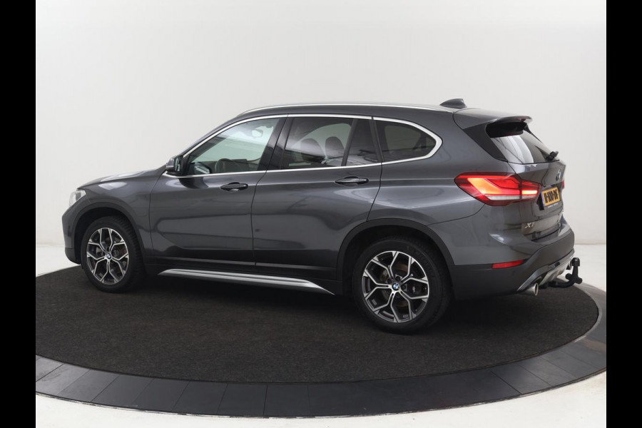 BMW X1 sDrive20i Business Edition Plus | Leder | Head-Up | Stoelverwarming | Trekhaak | Camera | Sfeerverlichting | Navigatie | X Line | Full LED | DAB | Cruise control | Parkeerhulp | Bluetooth