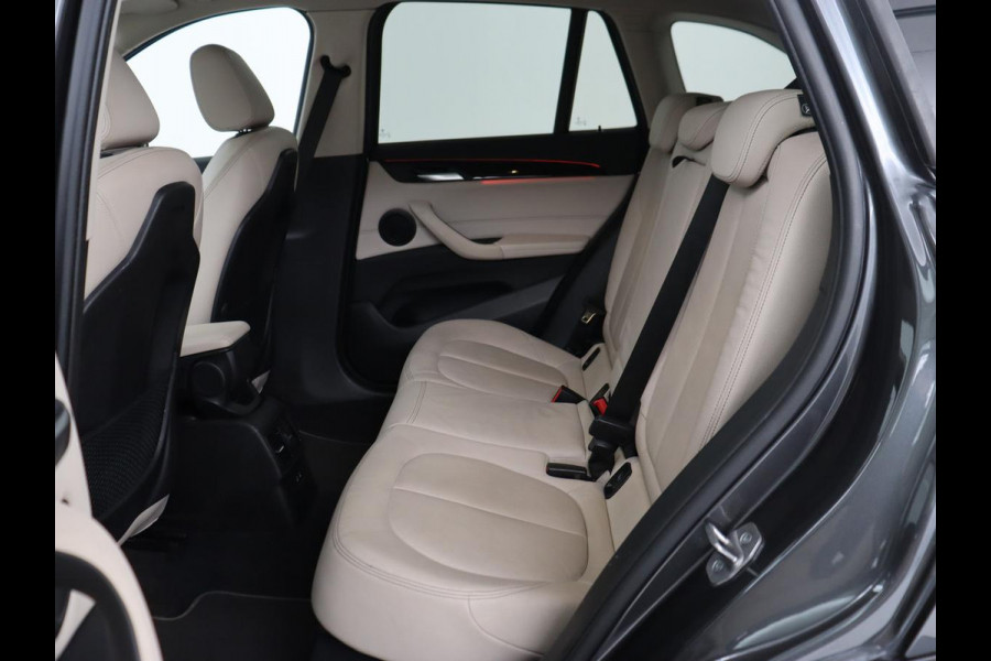 BMW X1 sDrive20i Business Edition Plus | Leder | Head-Up | Stoelverwarming | Trekhaak | Camera | Sfeerverlichting | Navigatie | X Line | Full LED | DAB | Cruise control | Parkeerhulp | Bluetooth