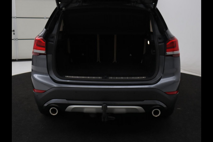 BMW X1 sDrive20i Business Edition Plus | Leder | Head-Up | Stoelverwarming | Trekhaak | Camera | Sfeerverlichting | Navigatie | X Line | Full LED | DAB | Cruise control | Parkeerhulp | Bluetooth