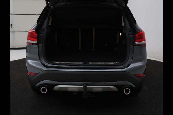 BMW X1 sDrive20i Business Edition Plus | Leder | Head-Up | Stoelverwarming | Trekhaak | Camera | Sfeerverlichting | Navigatie | X Line | Full LED | DAB | Cruise control | Parkeerhulp | Bluetooth