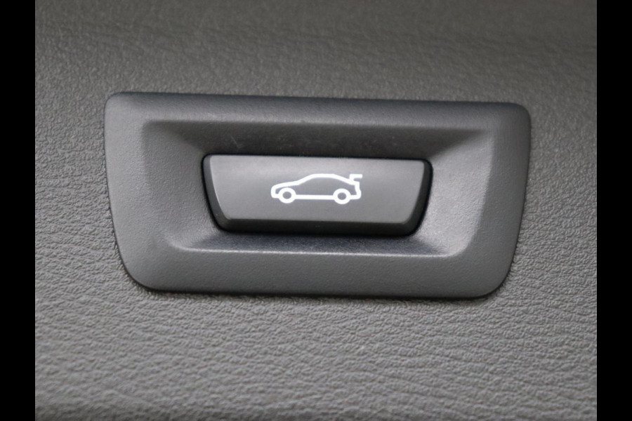 BMW X1 sDrive20i Business Edition Plus | Leder | Head-Up | Stoelverwarming | Trekhaak | Camera | Sfeerverlichting | Navigatie | X Line | Full LED | DAB | Cruise control | Parkeerhulp | Bluetooth