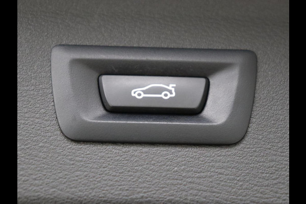 BMW X1 sDrive20i Business Edition Plus | Leder | Head-Up | Stoelverwarming | Trekhaak | Camera | Sfeerverlichting | Navigatie | X Line | Full LED | DAB | Cruise control | Parkeerhulp | Bluetooth