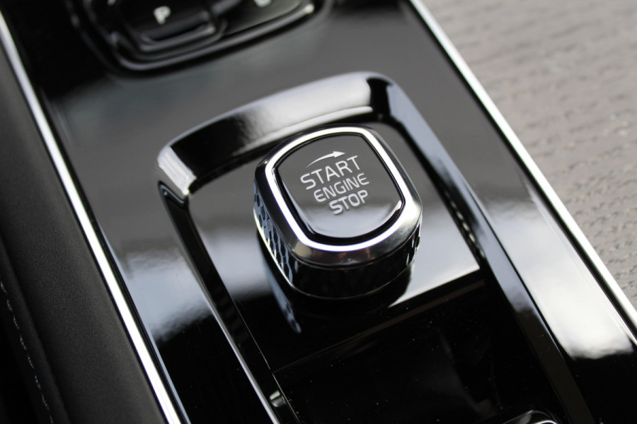 Volvo XC90 2.0 T8 Plug-in hybrid AWD Ultra Dark Executive | Luchtvering | Bowers & Wilkins | Massage | Trekhaak | Full Option!