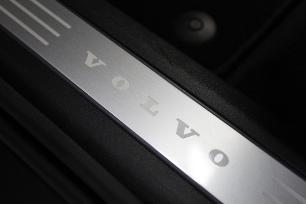 Volvo XC90 2.0 T8 Plug-in hybrid AWD Ultra Dark Executive | Luchtvering | Bowers & Wilkins | Massage | Trekhaak | Full Option!