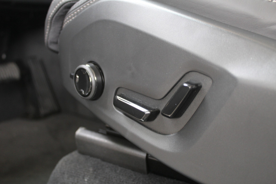 Volvo XC90 2.0 T8 Plug-in hybrid AWD Ultra Dark Executive | Luchtvering | Bowers & Wilkins | Massage | Trekhaak | Full Option!