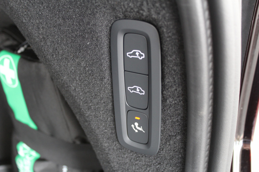 Volvo XC90 2.0 T8 Plug-in hybrid AWD Ultra Dark Executive | Luchtvering | Bowers & Wilkins | Massage | Trekhaak | Full Option!