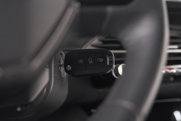 Peugeot 2008 1.2 PureTech Allure Pack | Navigatie | Parkeersensoren | Apple Carplay