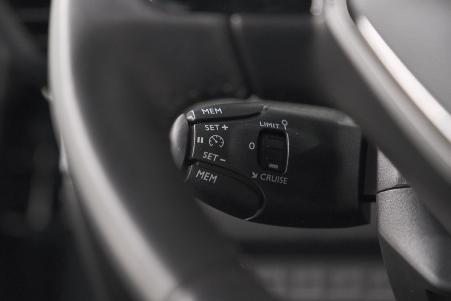 Peugeot 2008 1.2 PureTech Allure Pack | Navigatie | Parkeersensoren | Apple Carplay