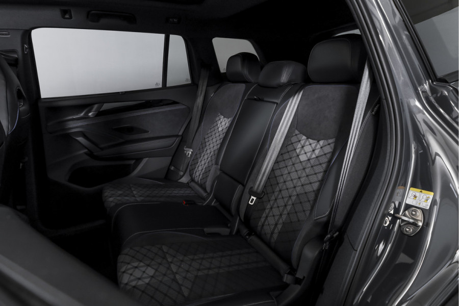 Volkswagen Tayron 1.5 eHybrid 272 PK R-Line | Black Style Pakket | S/K-Panodak | Elek. Trekhaak | Dig. Cockpit | Adapt. Cruise | Stoel-+Stuurverw. | Camera | App. Connect | ECC | Elek. Klep | LM 20" | 5958