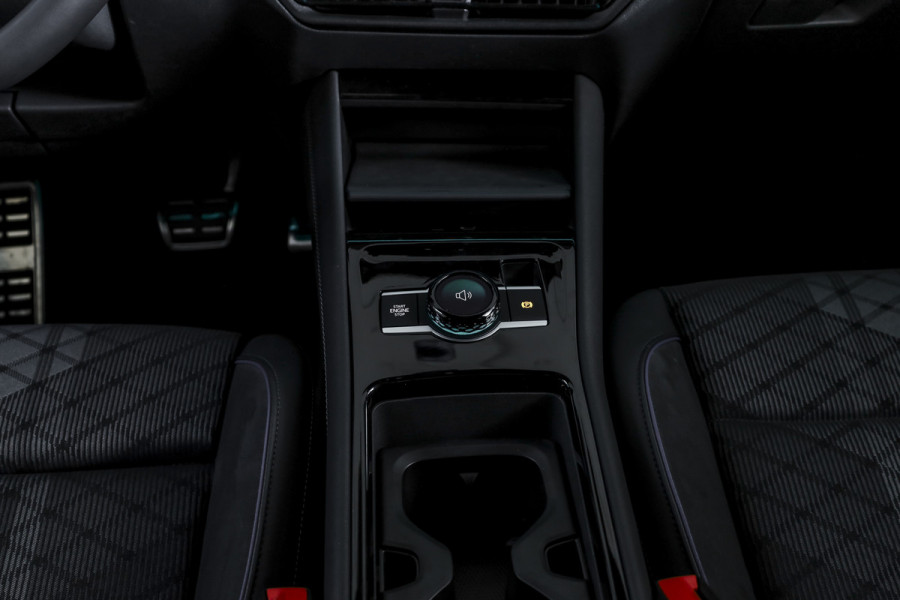Volkswagen Tayron 1.5 eHybrid 272 PK R-Line | Black Style Pakket | S/K-Panodak | Elek. Trekhaak | Dig. Cockpit | Adapt. Cruise | Stoel-+Stuurverw. | Camera | App. Connect | ECC | Elek. Klep | LM 20" | 5958
