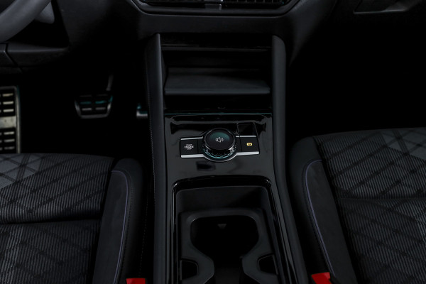 Volkswagen Tayron 1.5 eHybrid 272 PK R-Line | Black Style Pakket | S/K-Panodak | Elek. Trekhaak | Dig. Cockpit | Adapt. Cruise | Stoel-+Stuurverw. | Camera | App. Connect | ECC | Elek. Klep | LM 20" | 5958