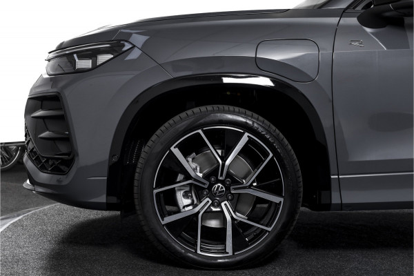 Volkswagen Tayron 1.5 eHybrid 272 PK R-Line | Black Style Pakket | S/K-Panodak | Elek. Trekhaak | Dig. Cockpit | Adapt. Cruise | Stoel-+Stuurverw. | Camera | App. Connect | ECC | Elek. Klep | LM 20" | 5958