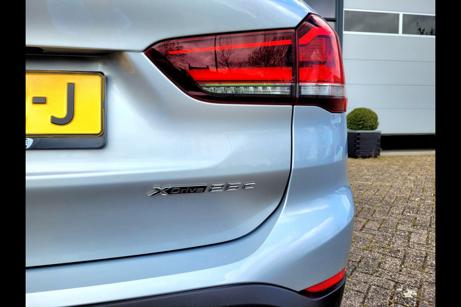 BMW X1 XDrive25e Pano, HUD, Cam, Harman, M-stuur, Leer