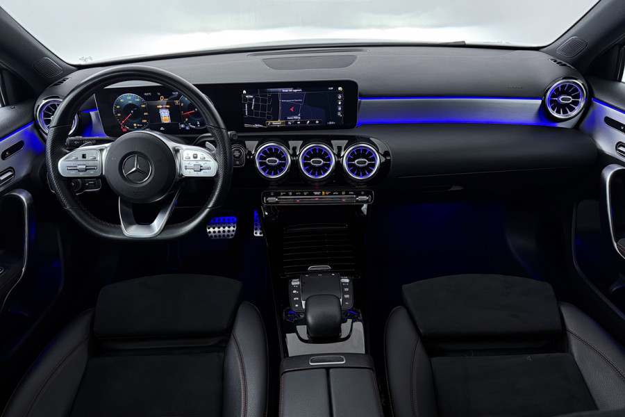 Mercedes-Benz A-Klasse 180 Business Solution Plus AMG (PANORAMADAK, SFEERVERLICHTING, CAMERA, STOELVERWARMING, ELEKT. STOELEN)