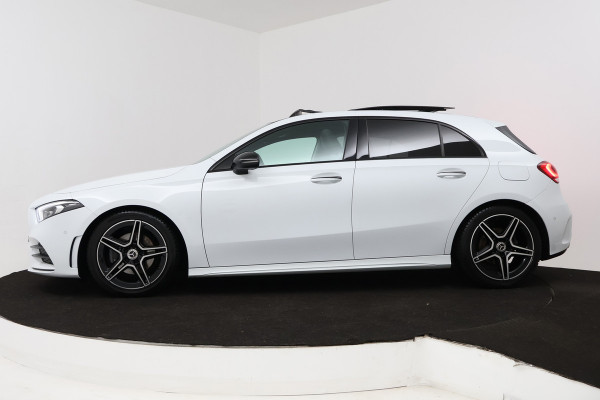 Mercedes-Benz A-Klasse 180 Business Solution Plus AMG (PANORAMADAK, SFEERVERLICHTING, CAMERA, STOELVERWARMING, ELEKT. STOELEN)
