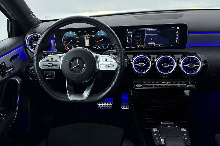 Mercedes-Benz A-Klasse 180 Business Solution Plus AMG (PANORAMADAK, SFEERVERLICHTING, CAMERA, STOELVERWARMING, ELEKT. STOELEN)