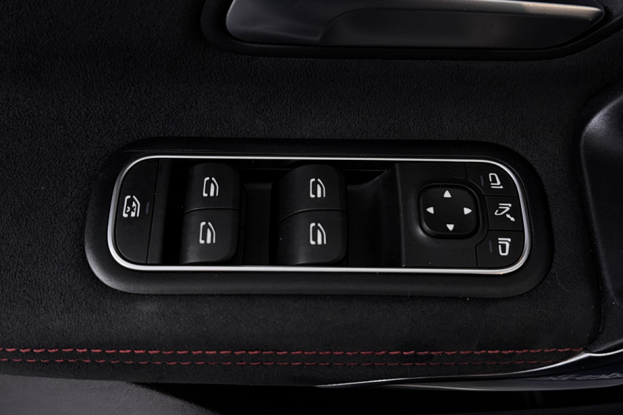 Mercedes-Benz A-Klasse 180 Business Solution Plus AMG (PANORAMADAK, SFEERVERLICHTING, CAMERA, STOELVERWARMING, ELEKT. STOELEN)