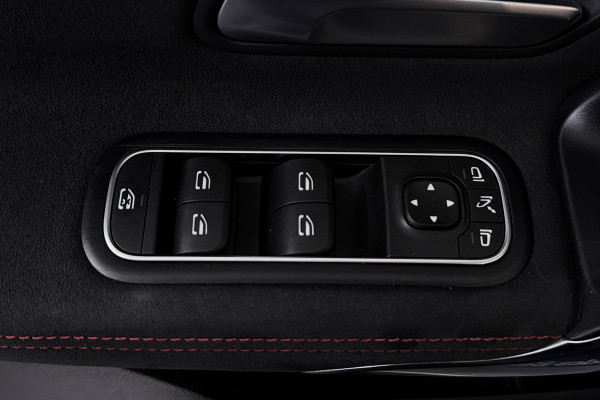 Mercedes-Benz A-Klasse 180 Business Solution Plus AMG (PANORAMADAK, SFEERVERLICHTING, CAMERA, STOELVERWARMING, ELEKT. STOELEN)