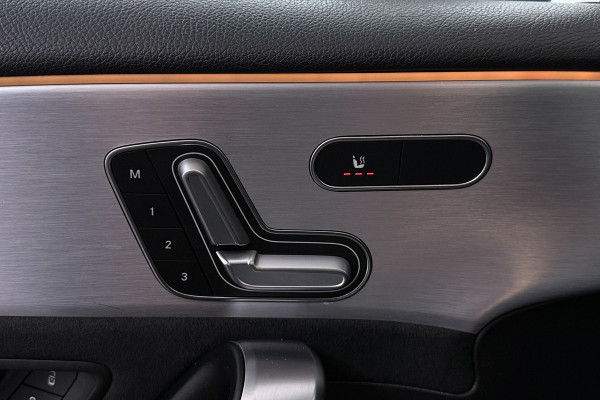 Mercedes-Benz A-Klasse 180 Business Solution Plus AMG (PANORAMADAK, SFEERVERLICHTING, CAMERA, STOELVERWARMING, ELEKT. STOELEN)