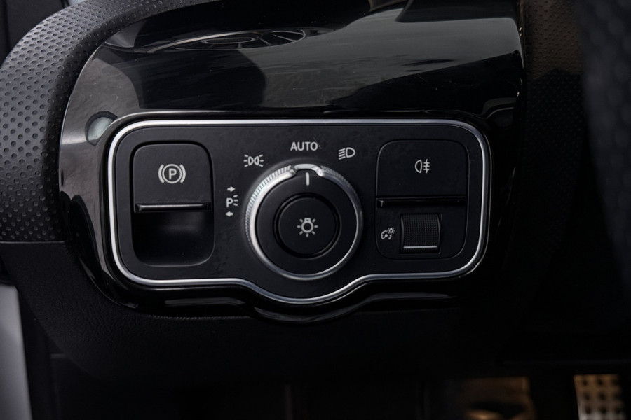 Mercedes-Benz A-Klasse 180 Business Solution Plus AMG (PANORAMADAK, SFEERVERLICHTING, CAMERA, STOELVERWARMING, ELEKT. STOELEN)