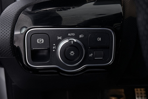 Mercedes-Benz A-Klasse 180 Business Solution Plus AMG (PANORAMADAK, SFEERVERLICHTING, CAMERA, STOELVERWARMING, ELEKT. STOELEN)