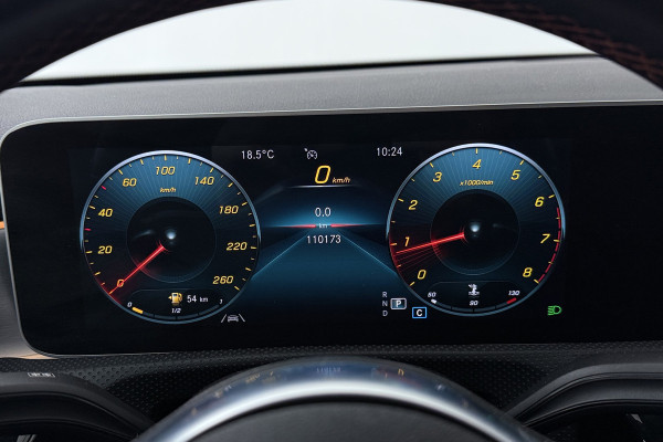 Mercedes-Benz A-Klasse 180 Business Solution Plus AMG (PANORAMADAK, SFEERVERLICHTING, CAMERA, STOELVERWARMING, ELEKT. STOELEN)