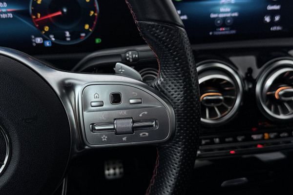 Mercedes-Benz A-Klasse 180 Business Solution Plus AMG (PANORAMADAK, SFEERVERLICHTING, CAMERA, STOELVERWARMING, ELEKT. STOELEN)