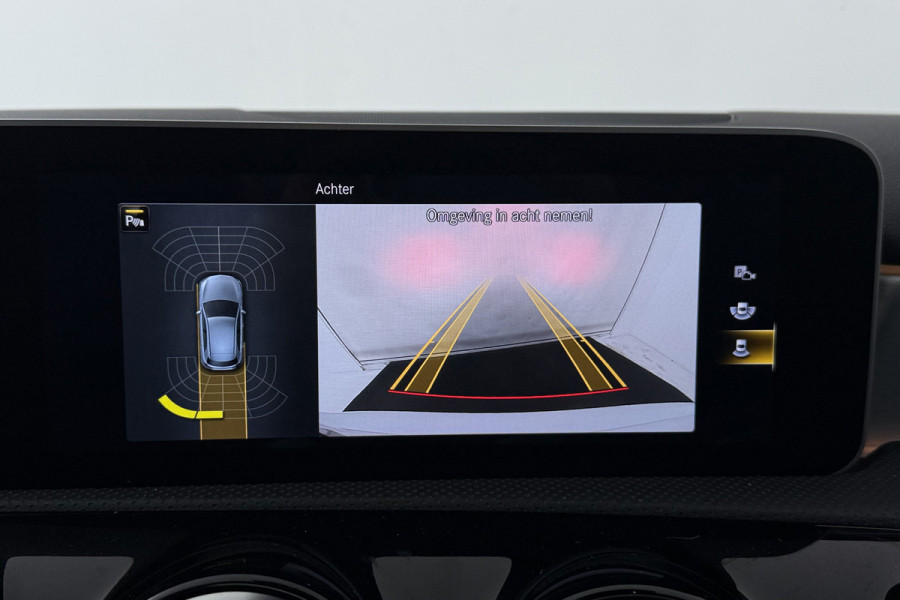 Mercedes-Benz A-Klasse 180 Business Solution Plus AMG (PANORAMADAK, SFEERVERLICHTING, CAMERA, STOELVERWARMING, ELEKT. STOELEN)