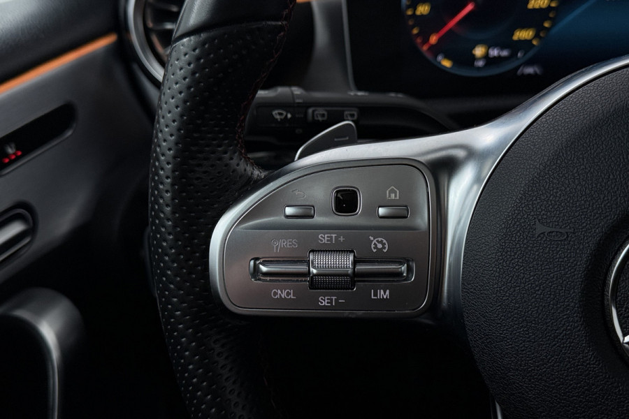 Mercedes-Benz A-Klasse 180 Business Solution Plus AMG (PANORAMADAK, SFEERVERLICHTING, CAMERA, STOELVERWARMING, ELEKT. STOELEN)