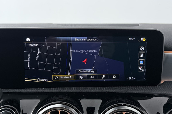 Mercedes-Benz A-Klasse 180 Business Solution Plus AMG (PANORAMADAK, SFEERVERLICHTING, CAMERA, STOELVERWARMING, ELEKT. STOELEN)