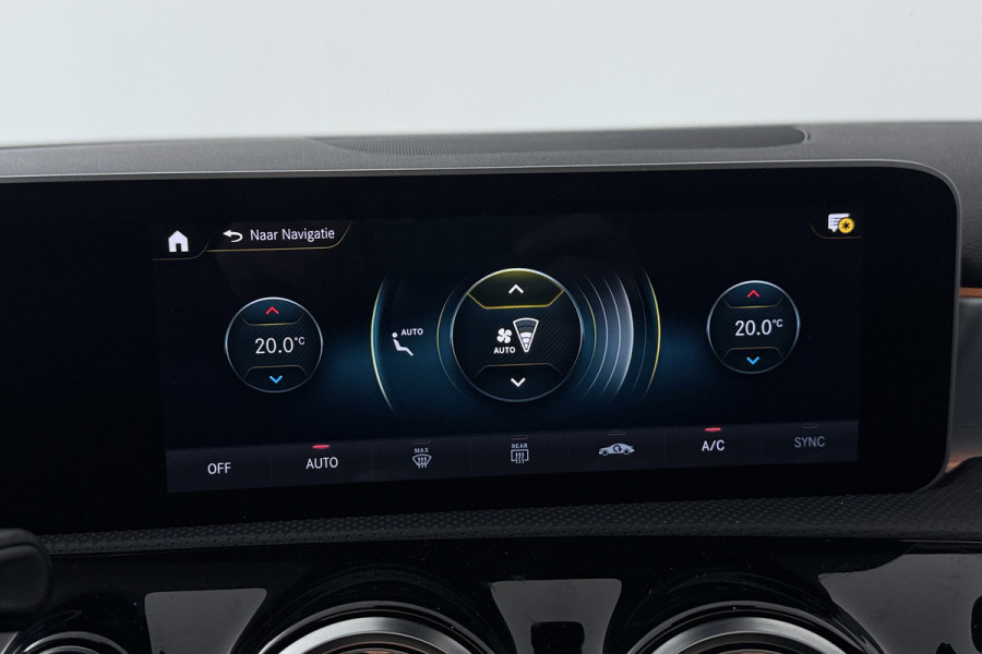 Mercedes-Benz A-Klasse 180 Business Solution Plus AMG (PANORAMADAK, SFEERVERLICHTING, CAMERA, STOELVERWARMING, ELEKT. STOELEN)