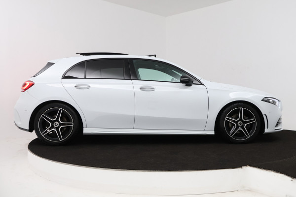 Mercedes-Benz A-Klasse 180 Business Solution Plus AMG (PANORAMADAK, SFEERVERLICHTING, CAMERA, STOELVERWARMING, ELEKT. STOELEN)